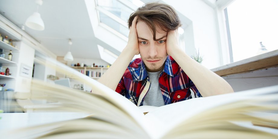 Студент Студент перед книжкою у бібліотеці