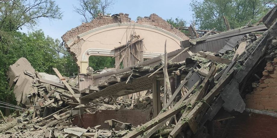 разрушения в нью-йорке донецкой области, разрушенное здание, обстрел донецкой области
