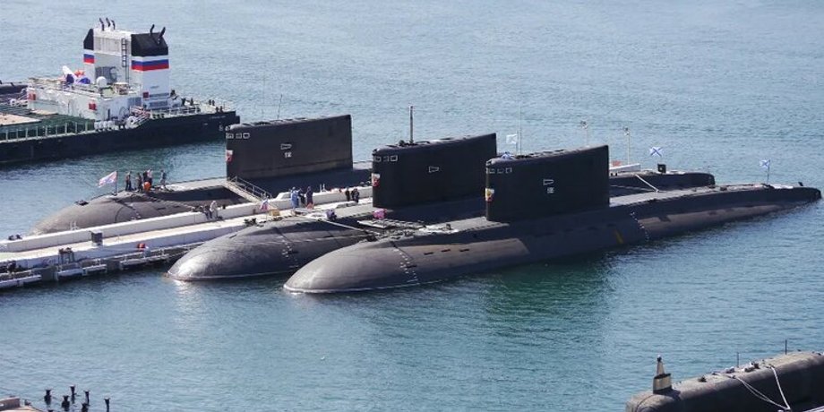 субмарины проекта "Варшавянка" ВС РФ у причала