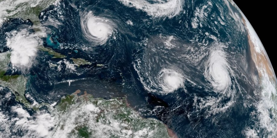 Снимок со спутника. NOAA/GOES-East