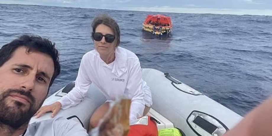 Мореплавці на рятувальній шлюпці