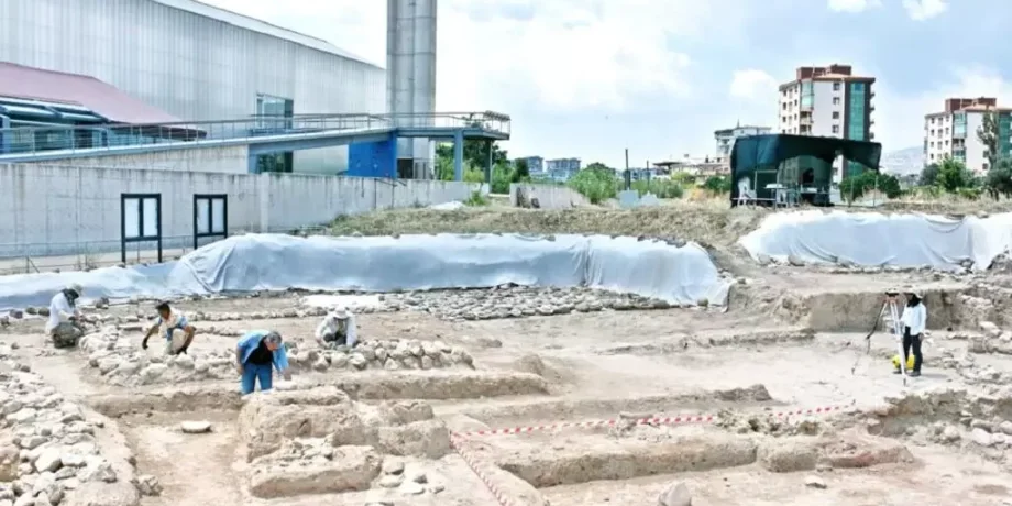 стародавній водний канал, археологічні розкопки, Єшилова Гёюк, поселення епохи неоліту, історія Ізміра, містобудування, доісторична архітектура, стародавні поселенці, узбережжя Егейського моря, рання цивілізація