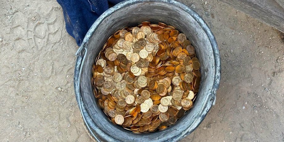 Ведро с золотыми монетами