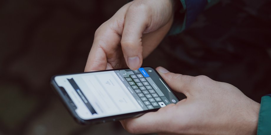 Смартфон Android в руке