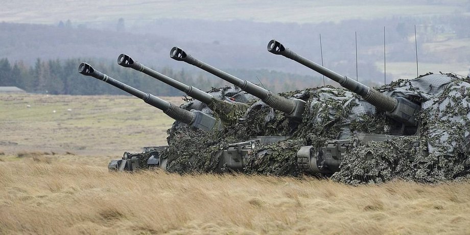Батарея британских САУ AS90