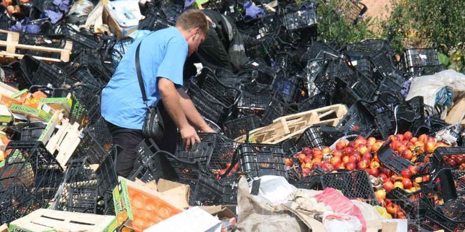 Уничтожение попавших под антисанкции продуктов / Фото: rabochy-put.ru