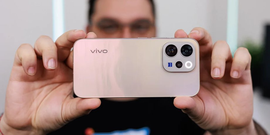 Смартфон середнього класу Vivo V70