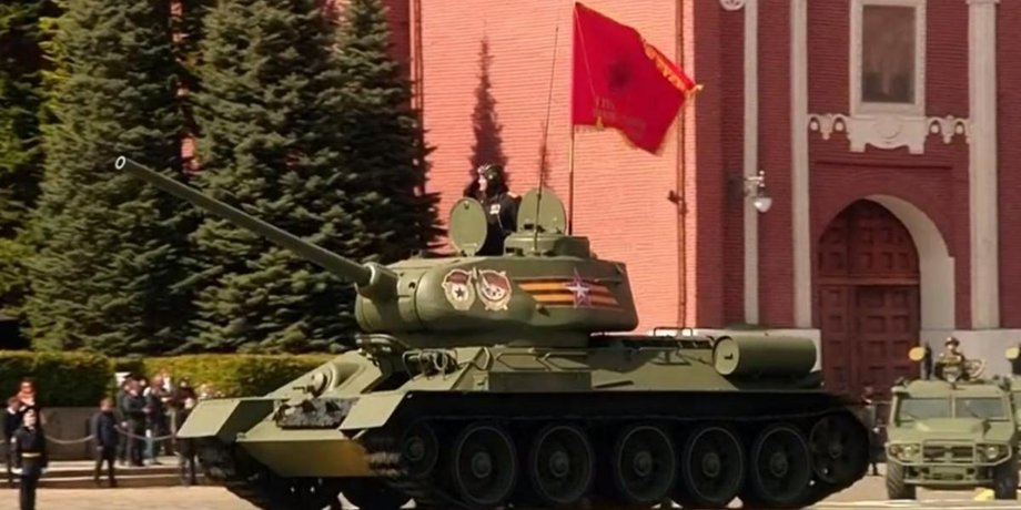 Танк с красным флагом