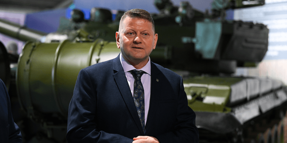 Валерий Залужный во время выставки танков в английском Бовингтоне