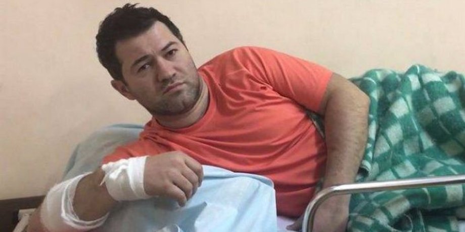 Роман Насиров в зале суда под клетчатым одеялом
