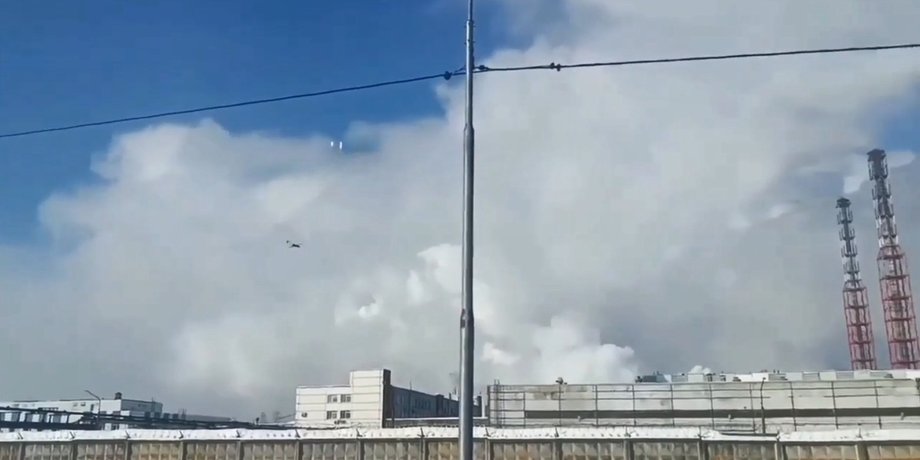 Ан-196 "Лютий" летить над хімзаводом у Кірово-Чепецьку, 4 березня