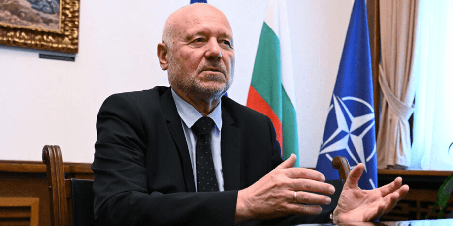 міністр оборони Болгарії, Тодор Тагарев, прапор НАТО, прапор Болгарії