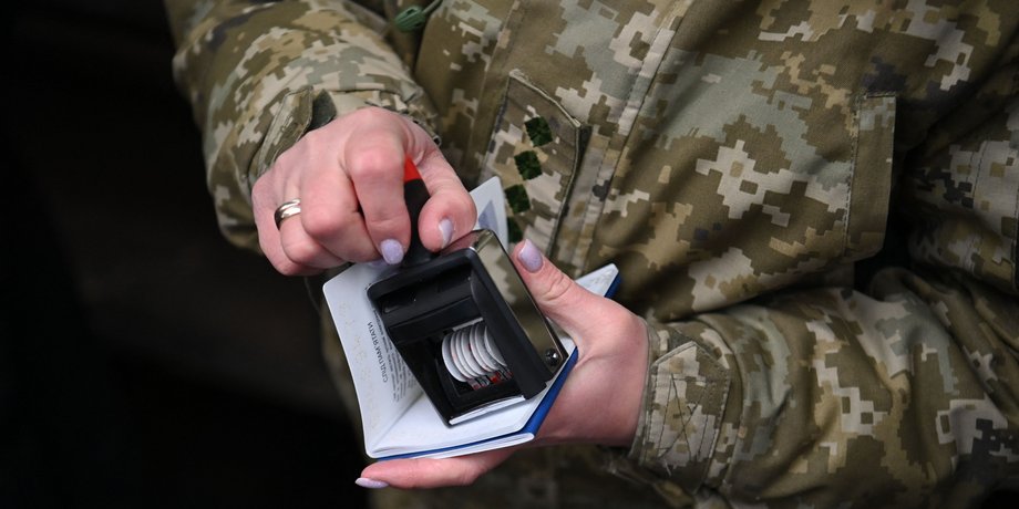 Україна, паспорт, мобілізація, виїзд за кордон, закордонний паспорт