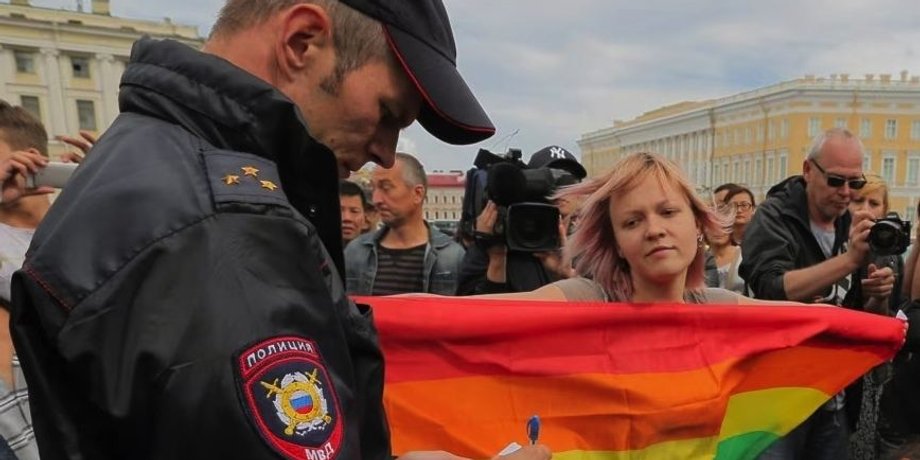 Поліція РФ і ЛГБТ, РФ заборона ЛГБТ, РФ судове рішення ЛГБТ, ЛГБТ заборона, ЛГБТ екстремістський рух