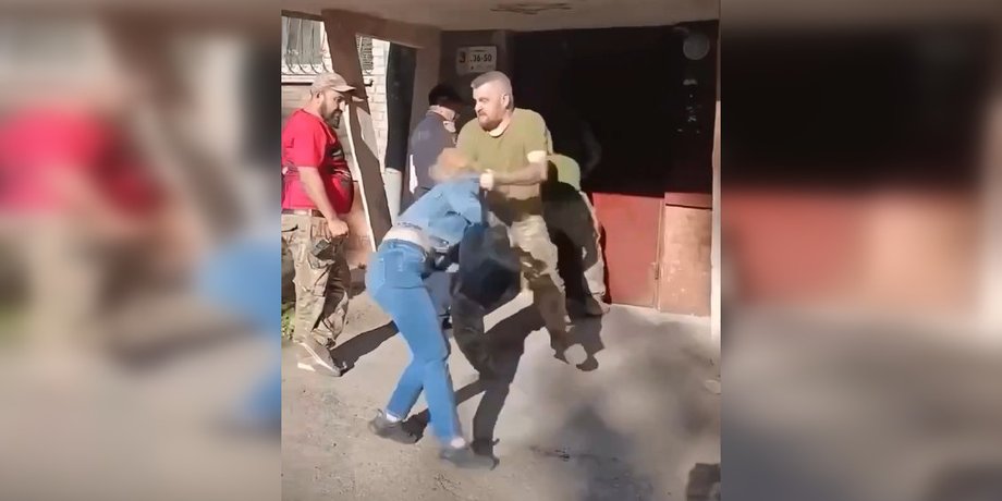 фото бійки військового з жінкою у Львові