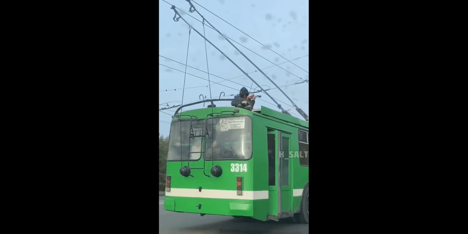Скрипач на крыше троллейбуса в Харькове