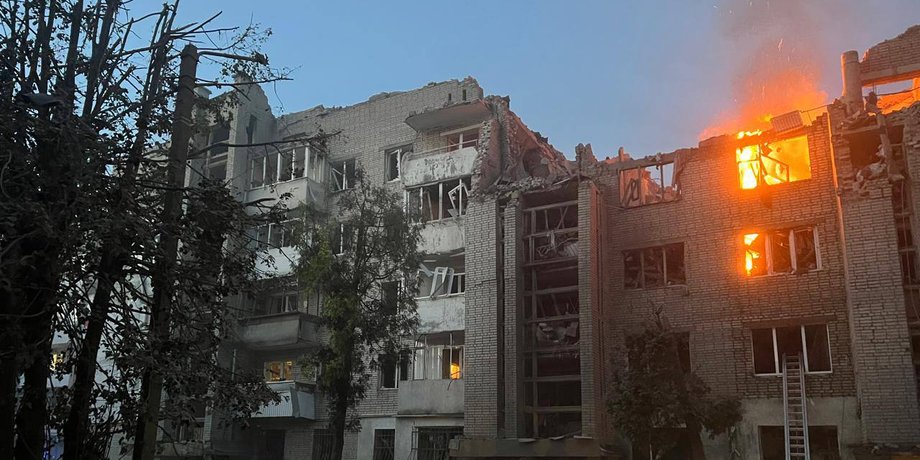 Пожар в жилом доме во Львове после удара со стороны РФ пожар во Львове после атаки РФ 30 июля