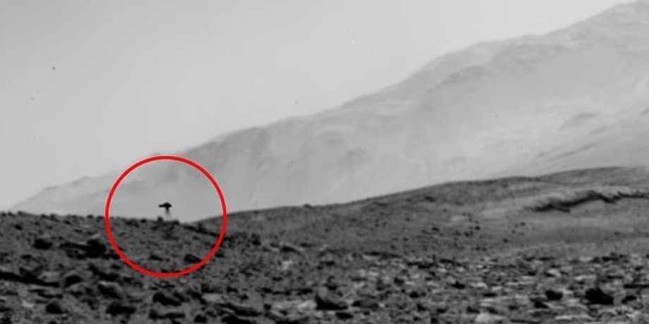 Невже інопланетяни: на знімку NASA з Марса виявили фігуру на двох "ногах"