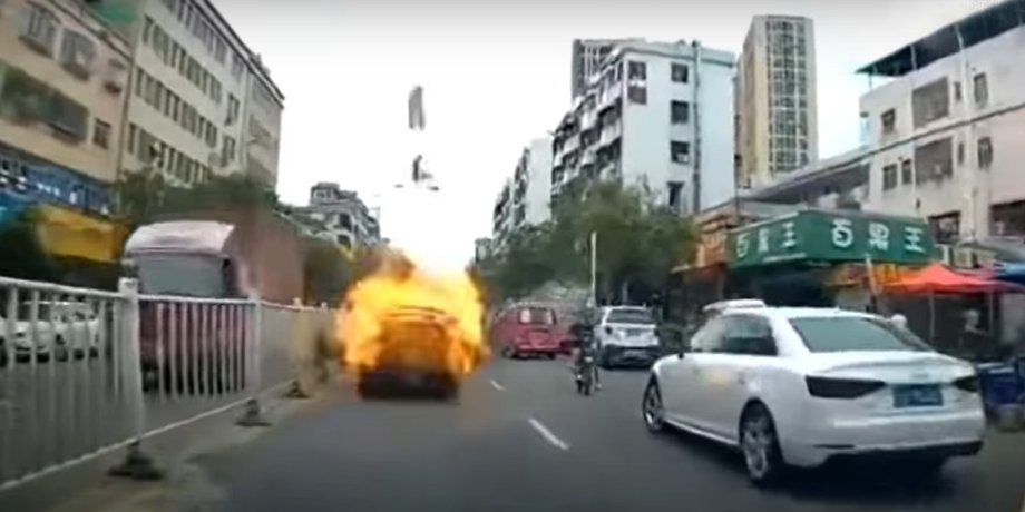 Взрыв Toyota Camry в Китае