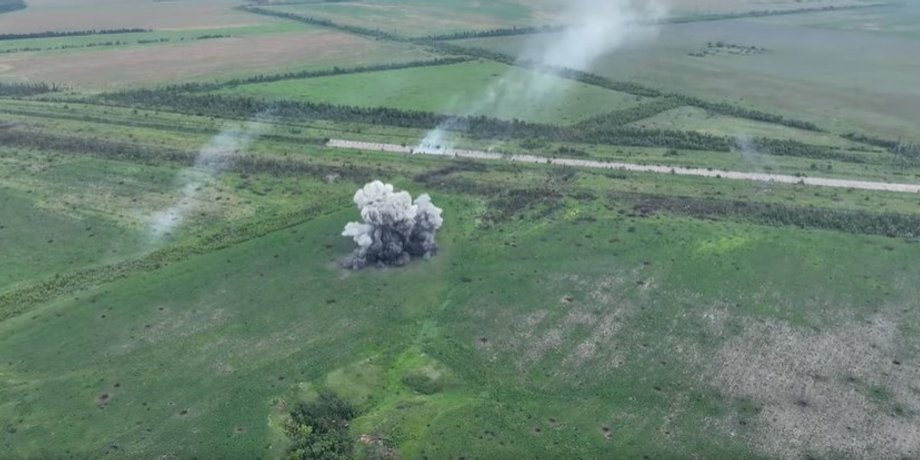 штурм, вибух у полі, штурм під Бахмутом, штурм позицій окупантів у районі Курдюмівки