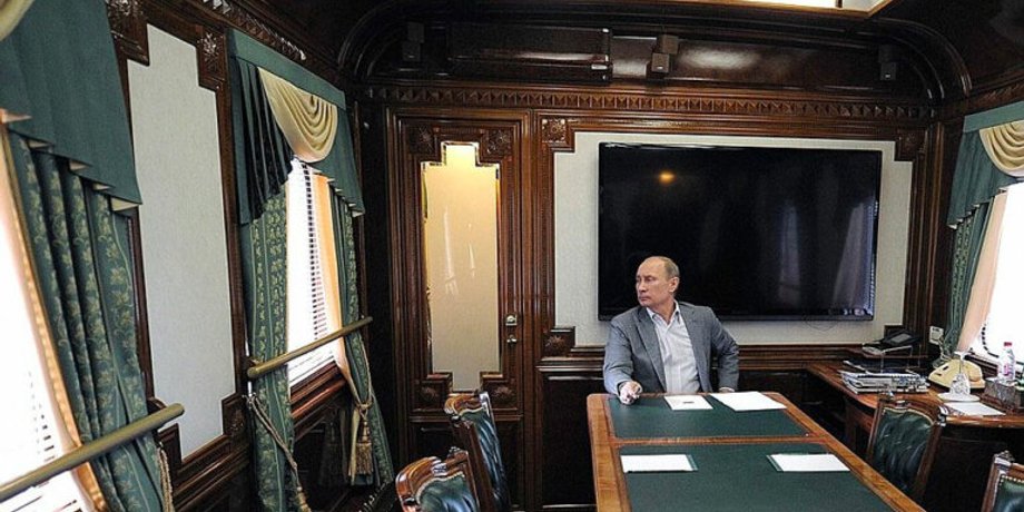 Путин в вагоне спецпоезда, спецпоезд Путина фото, бронепоезд Путина фото