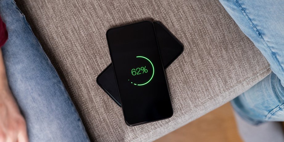 Смартфон на зарядці, зарядка, смартфон