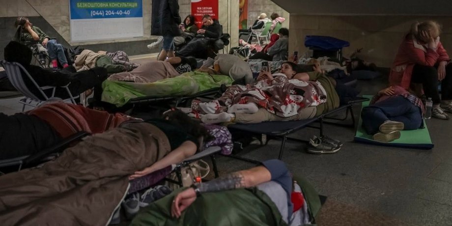 фото людей в метрополітені у Києві 15 червня