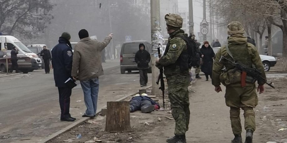 Украинские военные на месте обстрела в Мариуполе, 24 января 2015 / Фото: Reuters