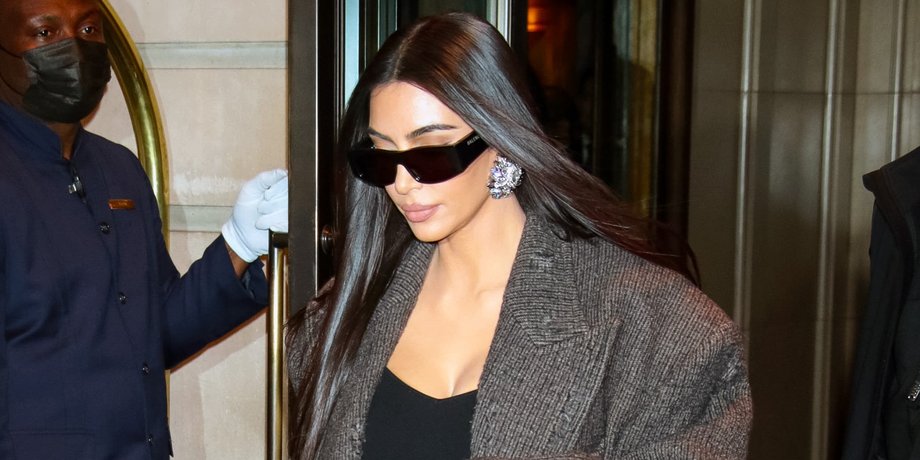 Balenciaga, ким кардашьян, чоботи панчохи, пальто, пальто твідове, пальто оверсайз, тренди сезону осінь 2021