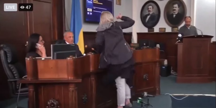 В Черновцах женщина напала на мэра на заседании горсовета