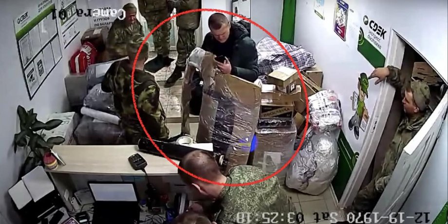 Сергій Колоцей у відділенні пошти, де він відправляв кришку багажника до РФ