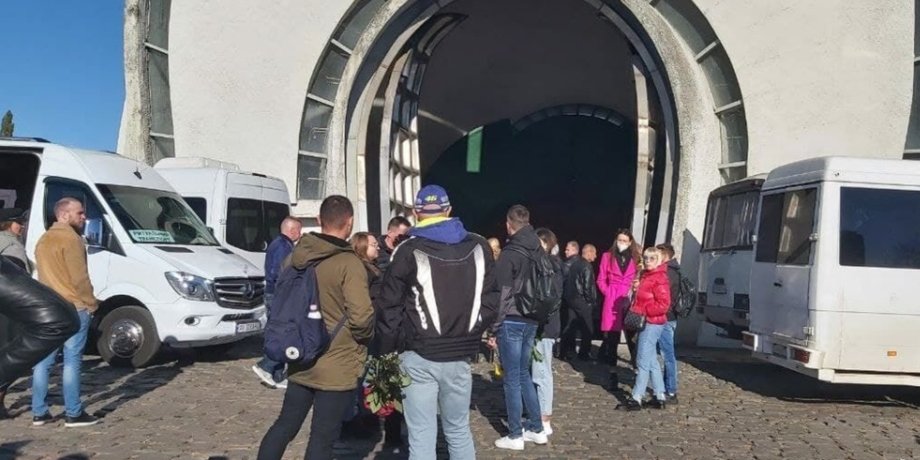 Под крематорием Киева выстроилась большая очередь из катафалков