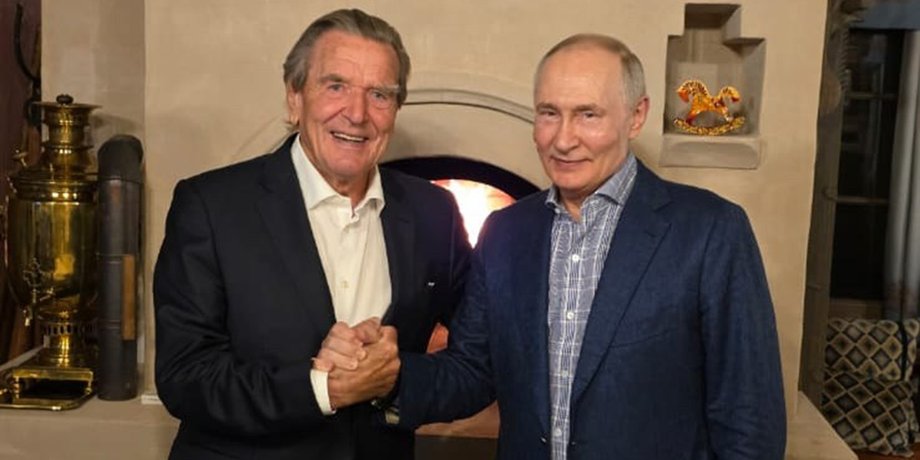 Владимир Путин и бывший канцлер Германии Герхард Шредер во время встречи в день рождения президента РФ