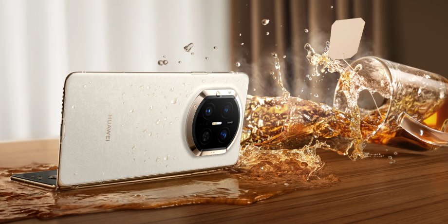 Cкладной смартфон Huawei Mate X7 на столе