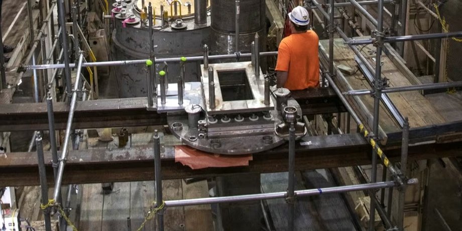 Працівники встановлюють обладнання для розчинення ядерних матеріалів на об’єкті H Canyon у США