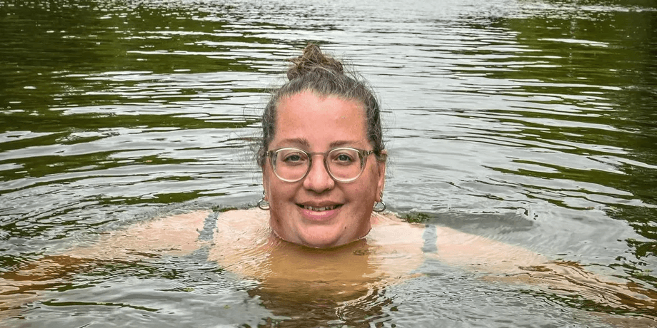 Плавание в холодной воде, совет врача, женщина в депрессии, как выйти из депрессии, проблемы в жизни, трудный период, плавание, озеро