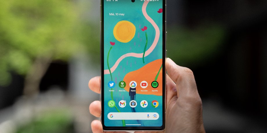 Смартфон Google в руке