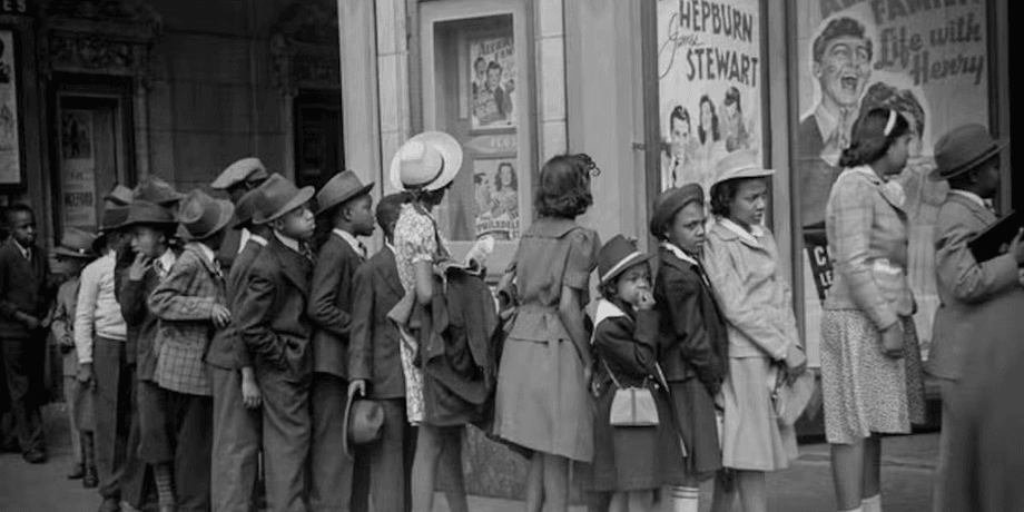 "Дитина подорожує в часі": на фото 1941 року помітили хлопчика із сучасним пристроєм
