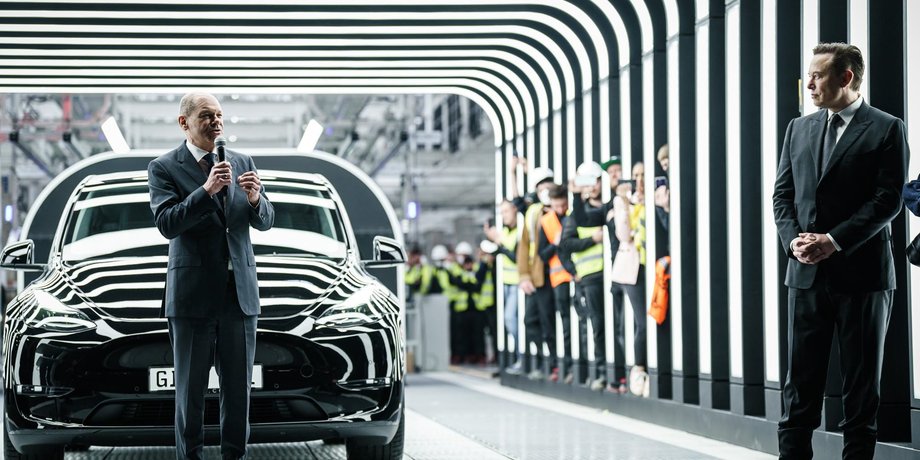 Олаф Шольц, Илон Маск, танец Илона Маска, Илон Маск танцует, завод Tesla в Германии, Giga Berlin, Tesla Model Y