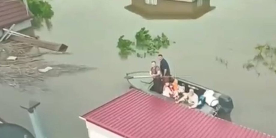 Каховська ГЕС, Олешки, Херсонська область, порятунок сім'ї, мама з дитиною, затоплений будинок