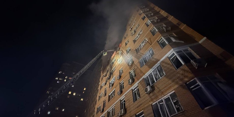 Рятувальники ліквідовують пожежу в багатоповерхівці в Одесі