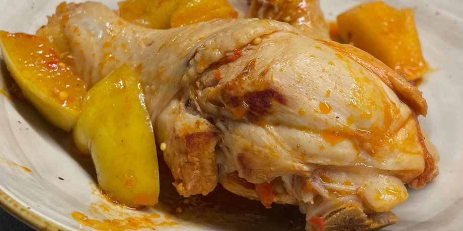куряча гомілка з яблуками