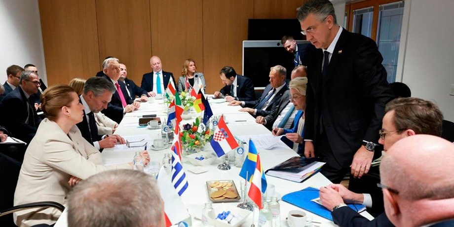 ЕС продлил санкции в отношении тысяч российских граждан и компаний на 3 года, но Усманова и Фридмана могут исключить