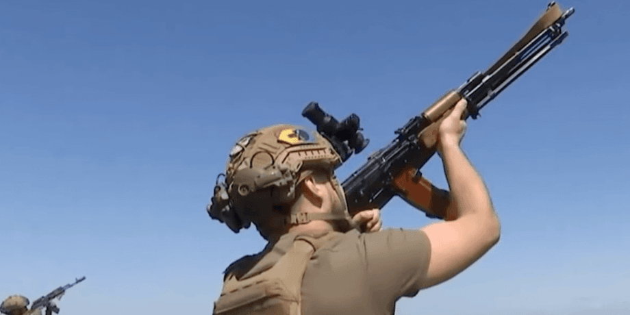 Военные стреляют в воздух