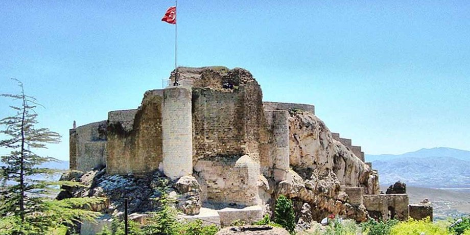 Замок Харпут, история Анатолии, археологические находки, древняя дворцовая кухня, цистерна для воды, историческая инженерия, анатолийские цивилизации, раскопки замка Харпут, исторические артефакты, наследие Турции