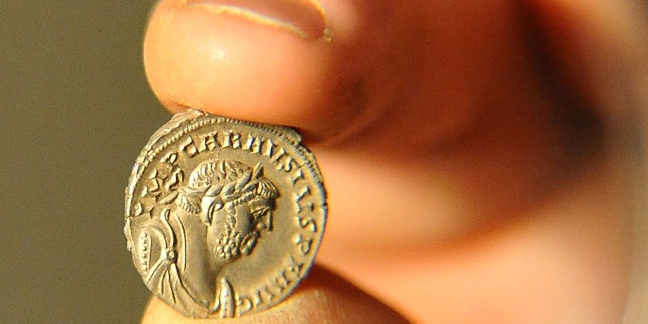 Археологи нашли монету самопровозглашенного римского императора: ей 1740 лет
