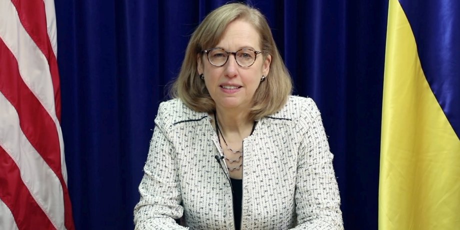 дипломат Кристина Квин