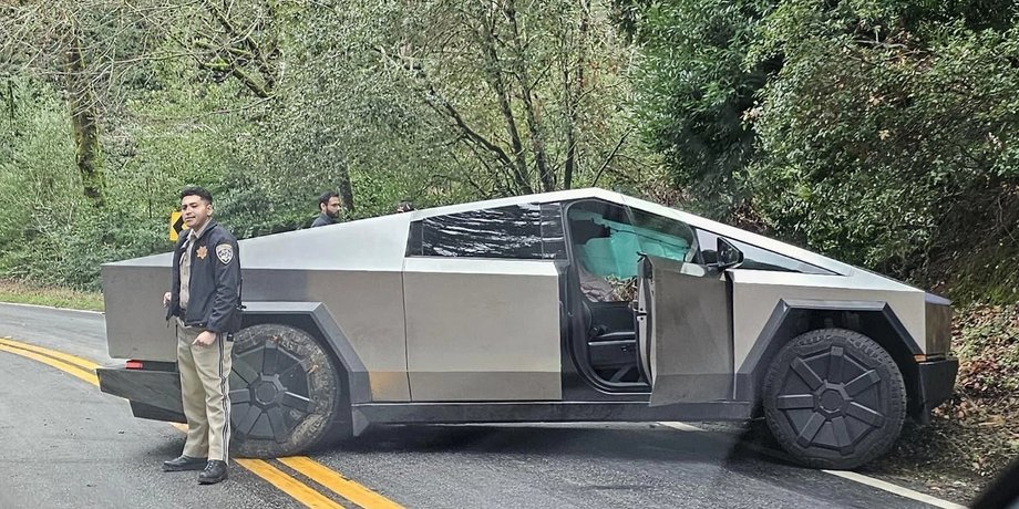Tesla Cybertruck дтп, Tesla Cybertruck, пікап Tesla Cybertruck, електромобіль Tesla, нова Tesla Cybertruck
