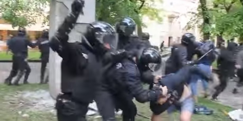 Во Львове пытались снести памятник Степану Тудору / Скриншот видео