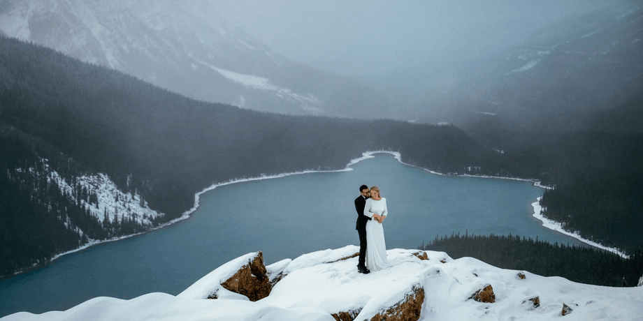 Холод, ветер и высота: пара сделала самую экстремальную свадебную фотосессию года